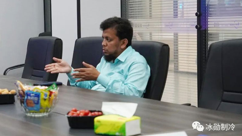Pelanggan membincangkan kerjasama masa hadapan