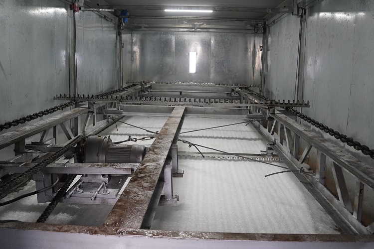 Mesin Ais Serpihan dengan Sistem Ais Rake Automatik Dipasang di Loji Pembancuh.JPG