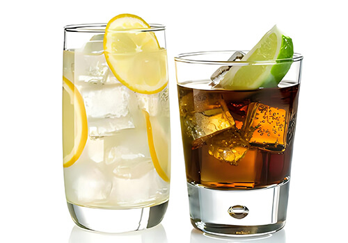 sapuan ais kiub dalam minuman sejuk